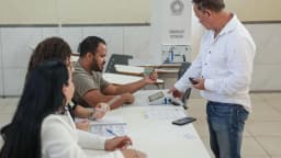 Eleitores em uma seção de votação durante o 1º turno das eleições de 2026