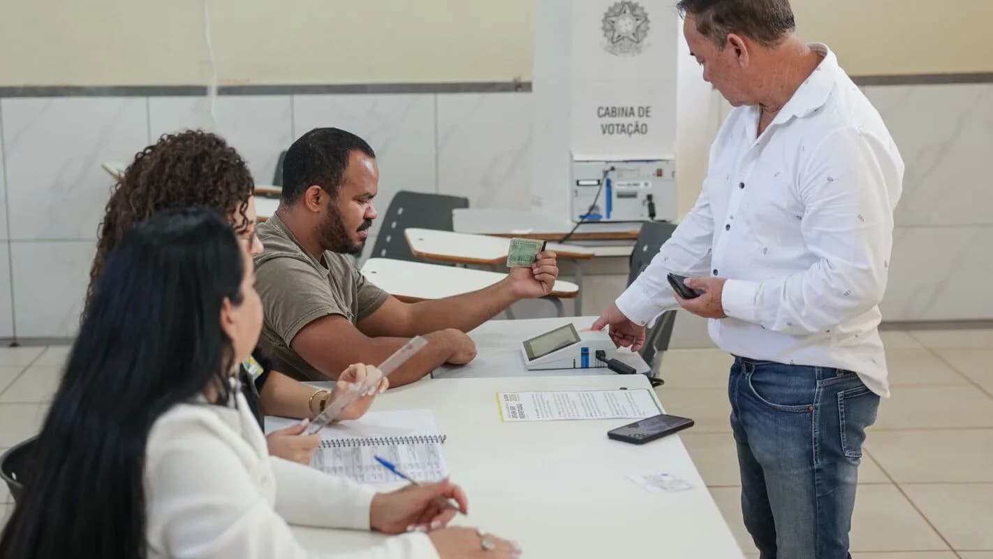 Eleitores em uma seção de votação durante o 1º turno das eleições de 2026