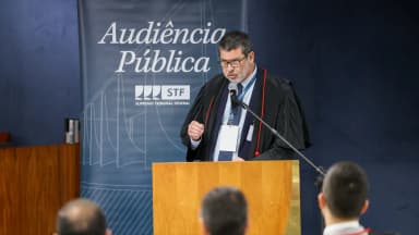 Expositor discursa em púlpito durante audiência pública do STF sobre a Lei Antifacção