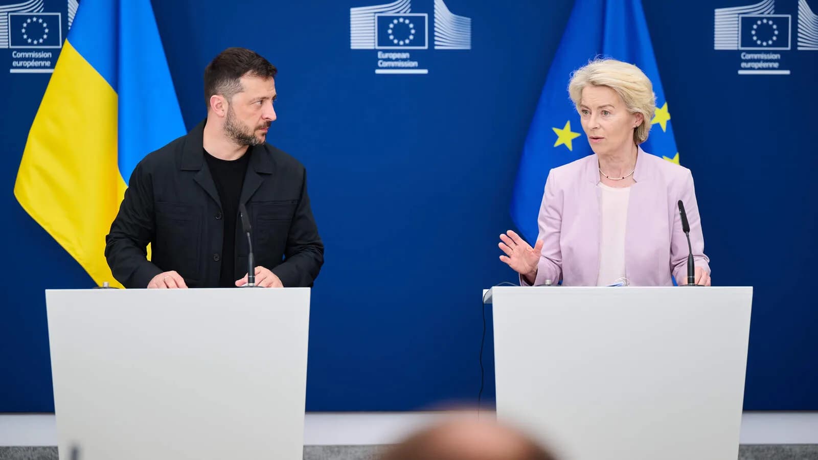 Volodymyr Zelensky fala em coletiva de imprensa ao lado de Ursula von der Leyen
