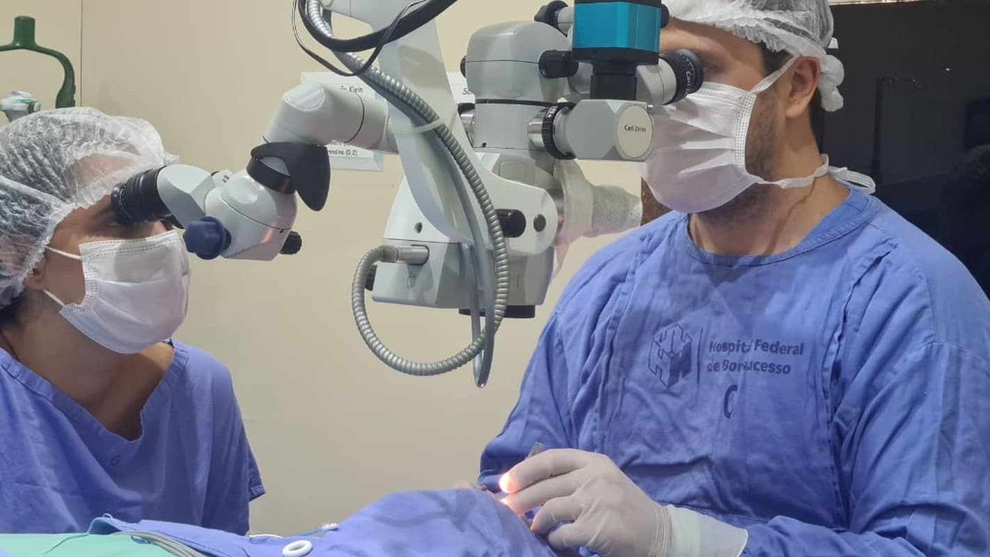 Cirurgia de transplante de córnea em andamento, com equipe médica do Hospital Federal de Bonsucesso