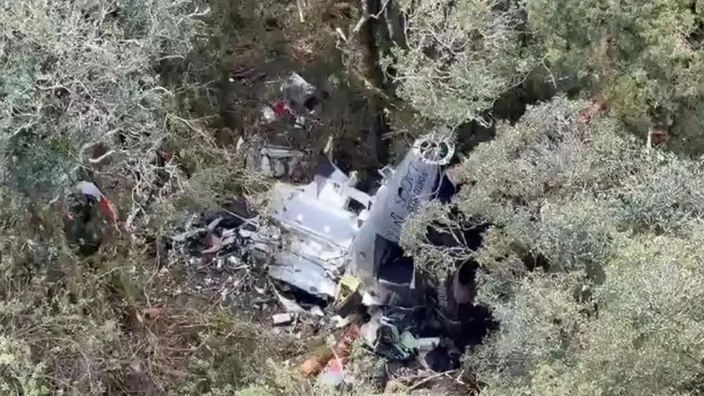 Vista aérea dos destroços do helicóptero em meio à mata na Serra do Corvo Branco