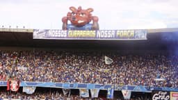 Torcida do Cruzeiro lota as arquibancadas do Mineirão, em Belo Horizonte, com bandeirões e um boneco inflável da raposa; imagem de arquivo de 2009