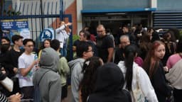 Candidatos reunidos em frente a local de prova em dia de divulgação de gabarito, foto ilustrativa