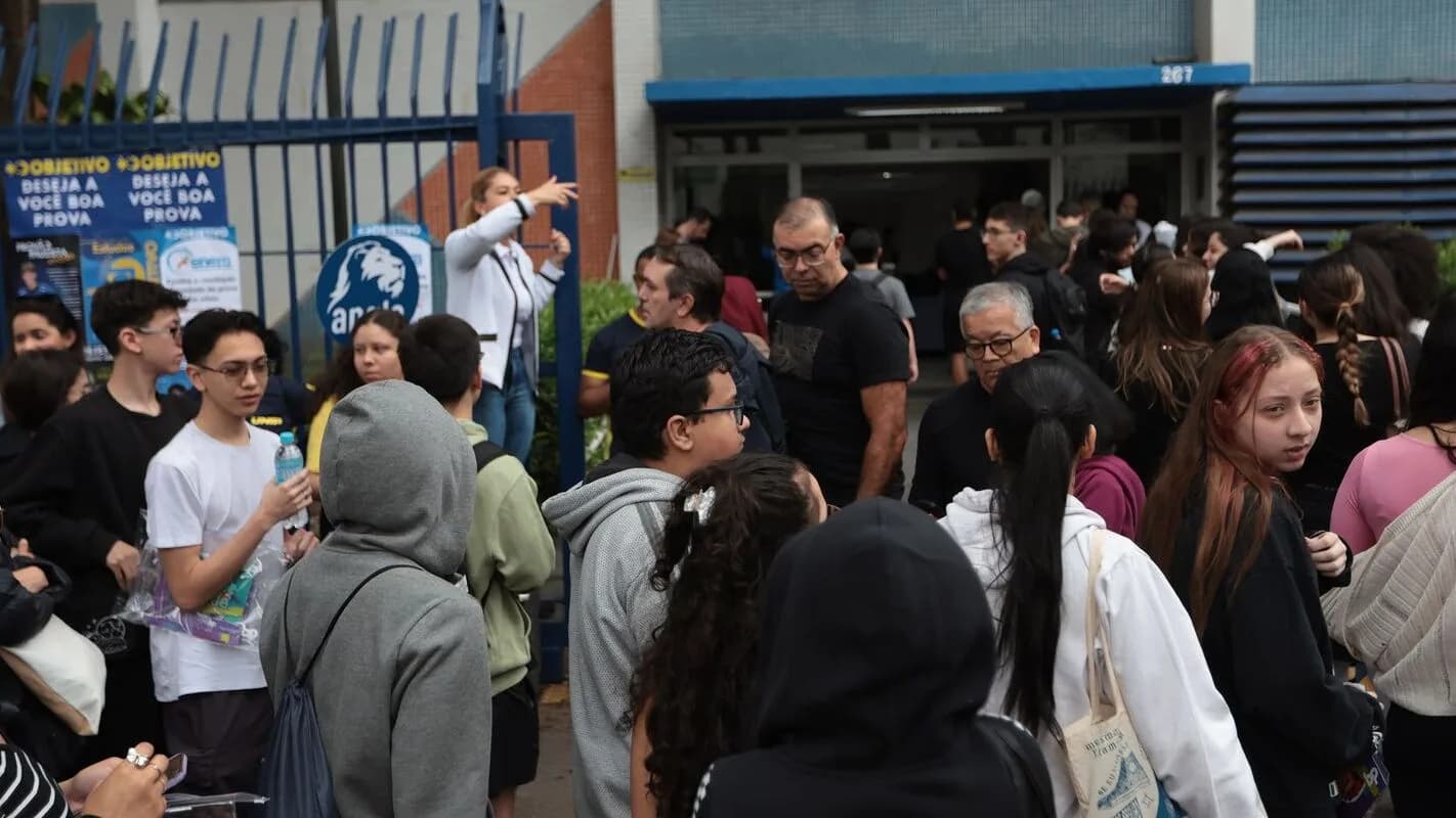 Candidatos reunidos em frente a local de prova em dia de divulgação de gabarito, foto ilustrativa