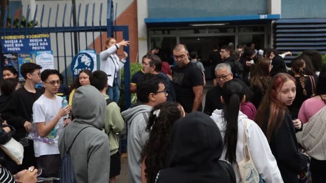 Candidatos reunidos em frente a local de prova em dia de divulgação de gabarito, foto ilustrativa