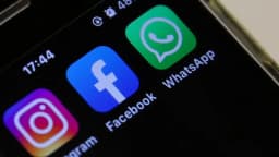 Tela de celular com os aplicativos Instagram, Facebook e WhatsApp