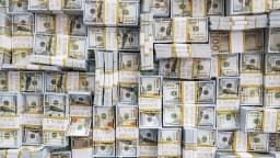 Notas de dólar americano empilhadas (foto de arquivo)