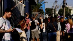 Fila de candidatos aguardando para entrar em local de prova de concurso público, em imagem de arquivo