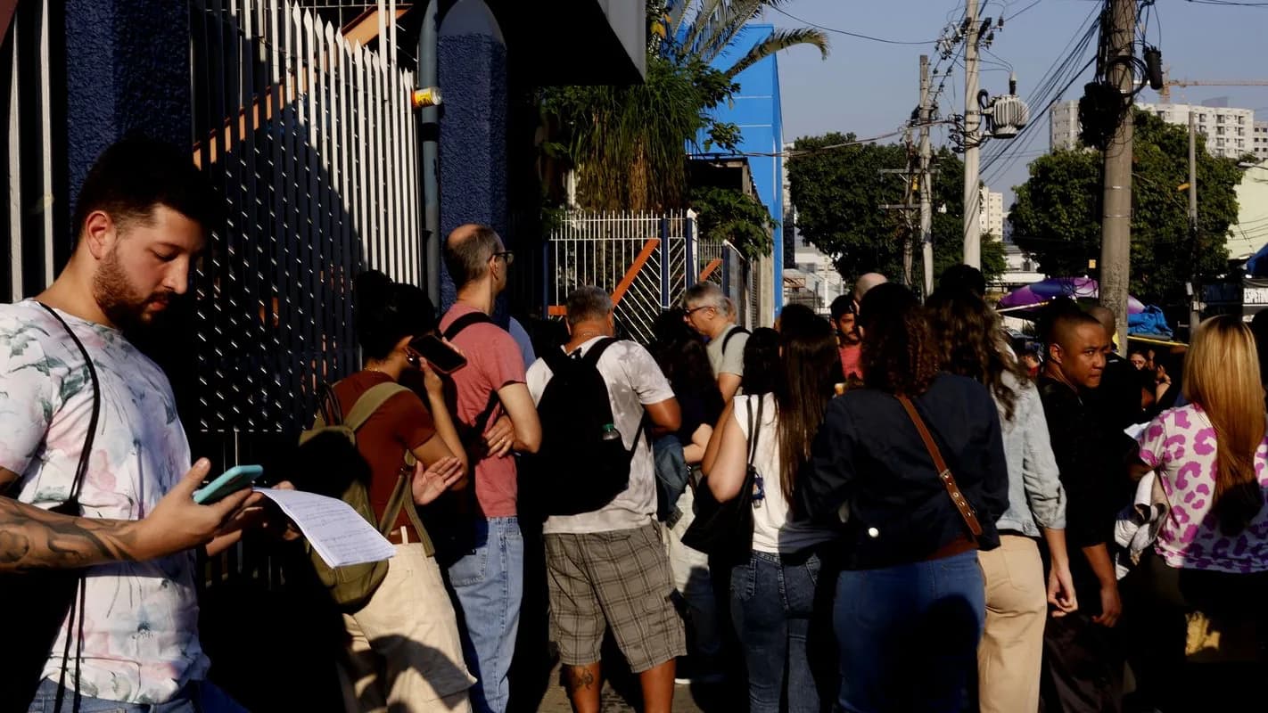Fila de candidatos aguardando para entrar em local de prova de concurso público, em imagem de arquivo