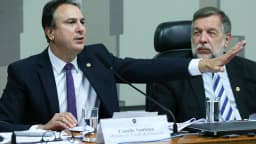 Camilo Santana durante audiência no Senado, com placa de identificação à frente