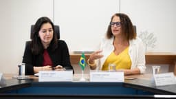 Ministra Luciana Santos fala durante reunião ao lado da ministra Simone Tebet, foto de arquivo