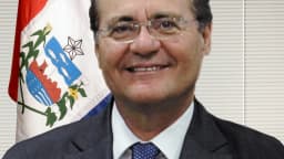 Retrato oficial do senador Renan Calheiros, ao lado da bandeira de Alagoas