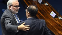 Parlamentares conversam no plenário do Senado Federal em imagem de arquivo