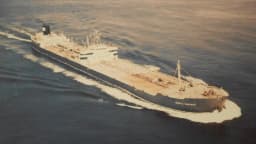 Navio petroleiro navegando em alto-mar