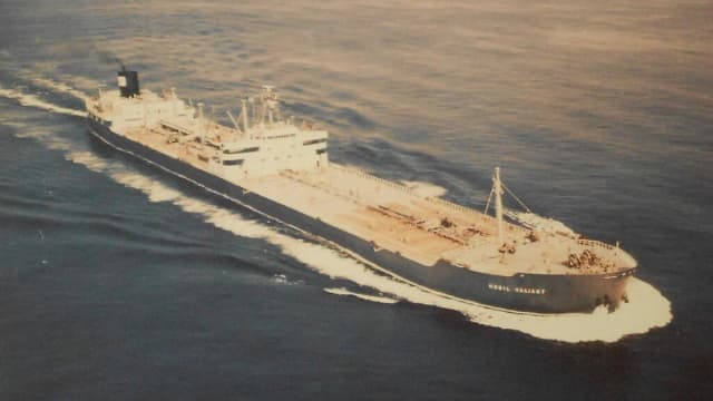 Navio petroleiro navegando em alto-mar