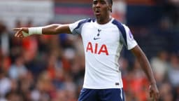 Mathys Tel em campo com o uniforme do Tottenham Hotspur