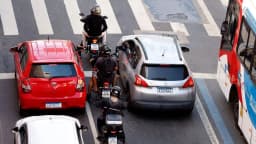Motociclistas em via pública, imagem ilustrativa de trânsito urbano