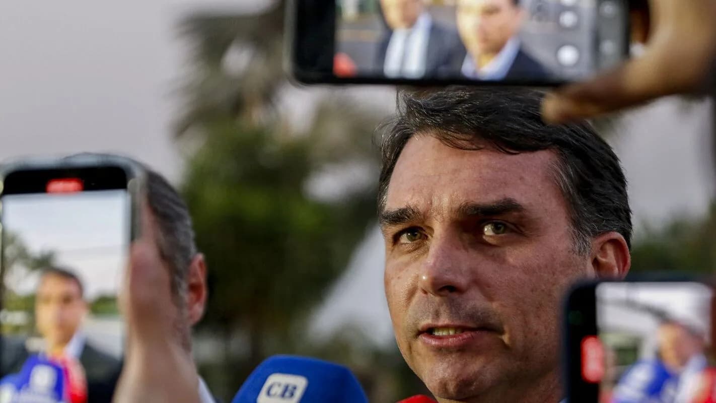 O senador Flávio Bolsonaro (PL) concede entrevista a jornalistas cercado de celulares e microfones
