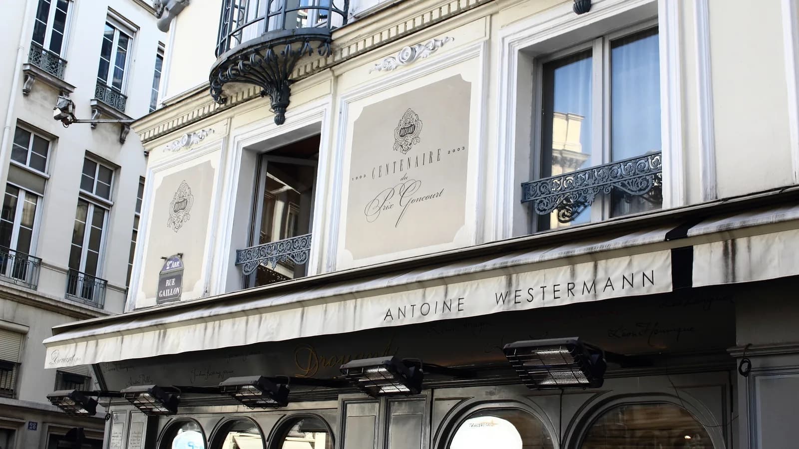 Fachada do restaurante Drouant, em Paris, onde o Prêmio Goncourt é tradicionalmente anunciado
