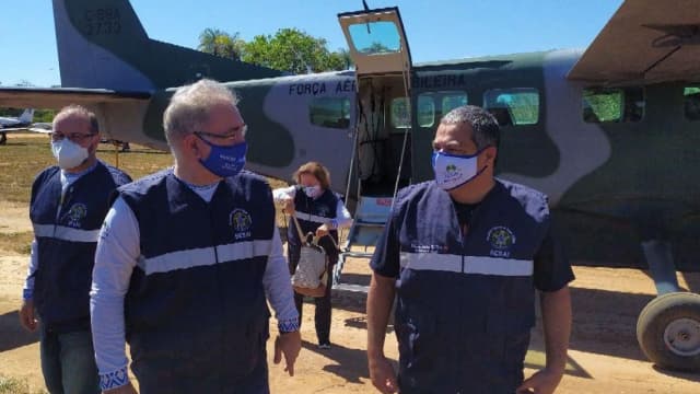 Equipe da Sesai desembarca de aeronave da Força Aérea Brasileira para atendimento de saúde indígena (foto de arquivo)