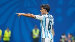 Lisandro Martínez gesticula durante partida pela seleção argentina (foto de arquivo)