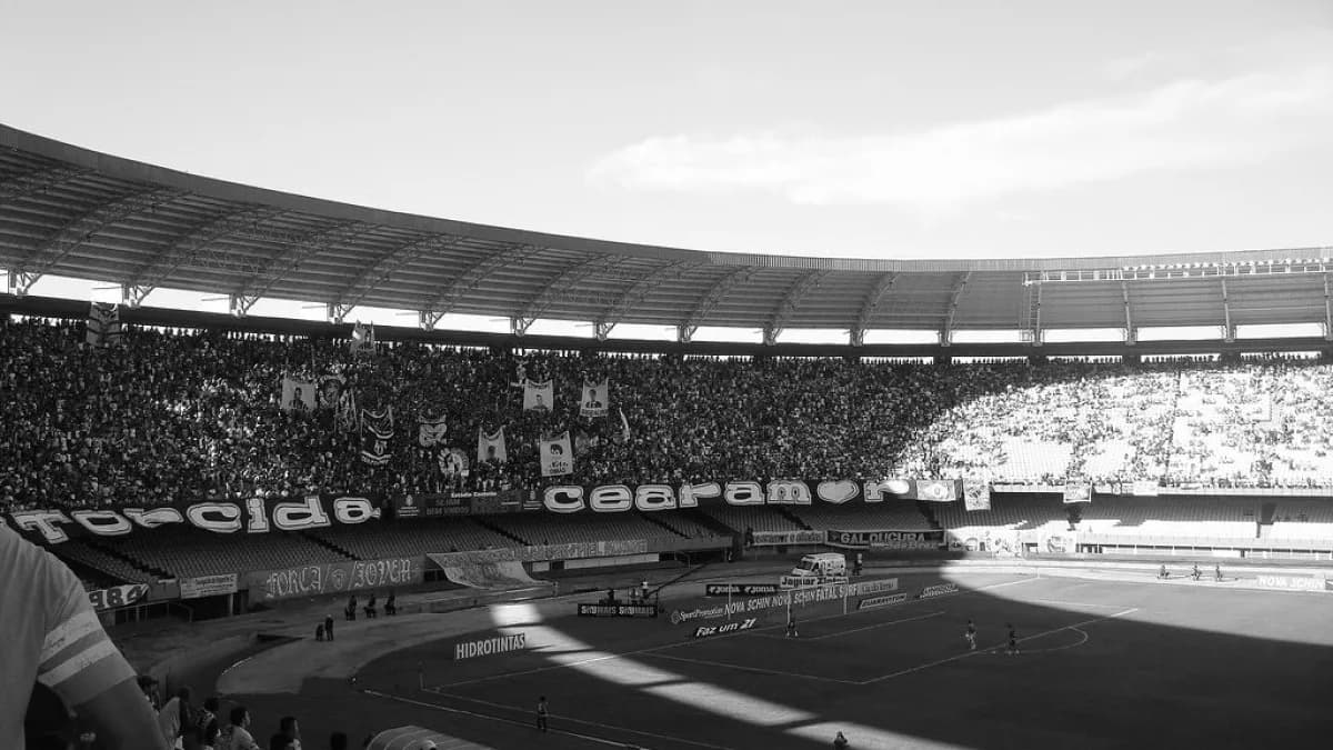 Torcida do Fortaleza lotando as arquibancadas da Arena Castelão