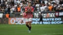 Jonathan Calleri, do São Paulo, com a camisa listrada vermelha e preta em campo