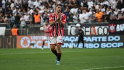 Jonathan Calleri, do São Paulo, com a camisa listrada vermelha e preta em campo
