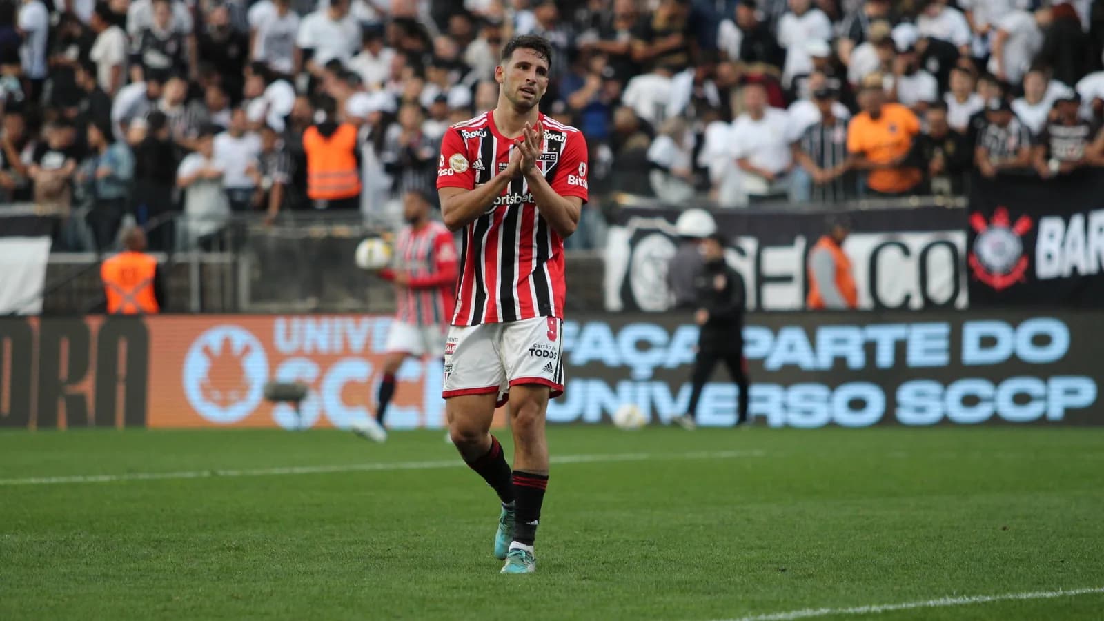 Jonathan Calleri, do São Paulo, com a camisa listrada vermelha e preta em campo