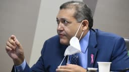 O ministro Kassio Nunes Marques gesticula durante sessão no Senado