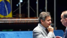 Aécio Neves conversa com outro senador no plenário do Senado Federal, em Brasília