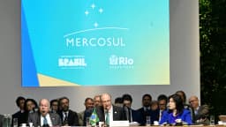 Autoridades do Mercosul reunidas em mesa oficial durante cúpula do bloco, com telão ao fundo