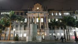 Fachada noturna da Faculdade de Direito da USP, no Largo São Francisco, local do ato