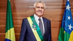 Ronaldo Caiado sorri durante cerimônia de posse como governador de Goiás, com a faixa do estado