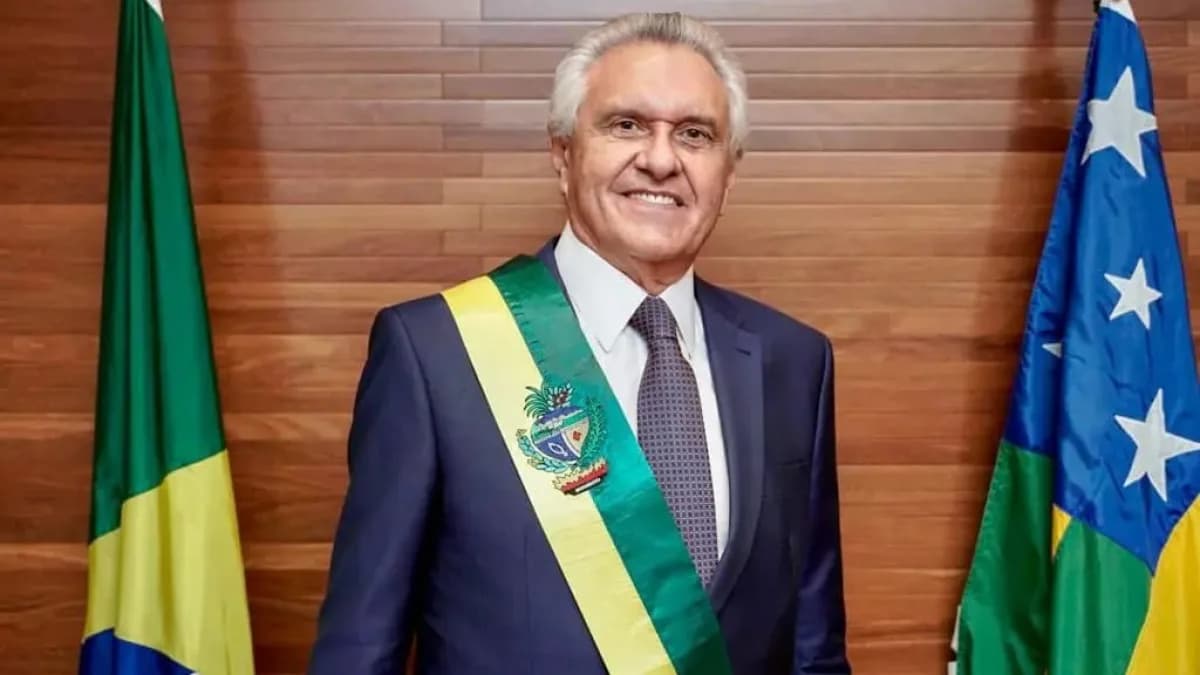 Ronaldo Caiado sorri durante cerimônia de posse como governador de Goiás, com a faixa do estado