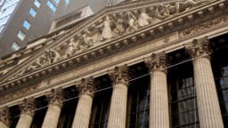 Fachada da Bolsa de Nova York (New York Stock Exchange), com colunas clássicas e o nome do edifício em destaque