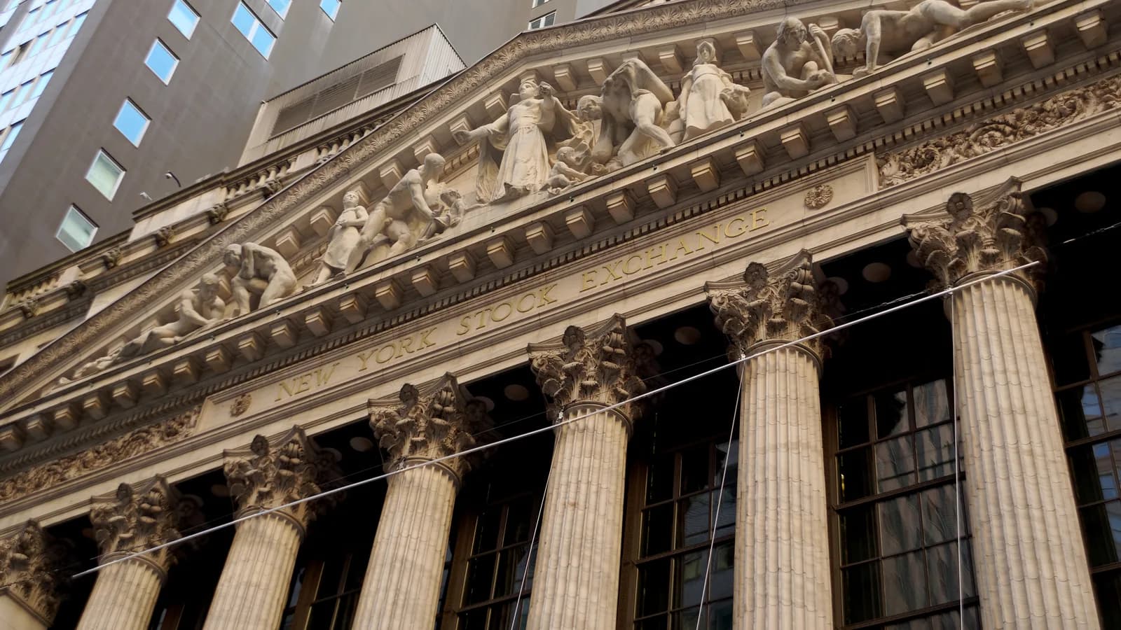 Fachada da Bolsa de Nova York (New York Stock Exchange), com colunas clássicas e o nome do edifício em destaque