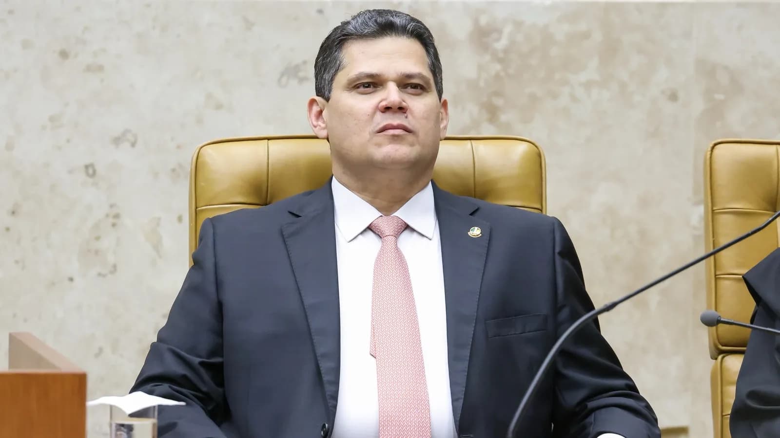 Rodrigo Pacheco em sessão solene no plenário do STF, com toga dourada ao fundo