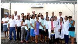 Equipe de profissionais de saúde reunida na inauguração de um posto de saúde