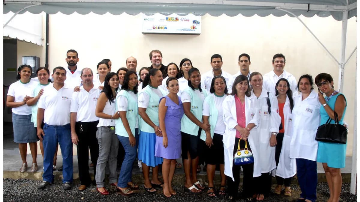 Equipe de profissionais de saúde reunida na inauguração de um posto de saúde