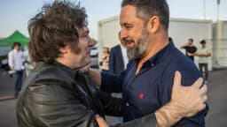 Javier Milei cumprimenta o espanhol Santiago Abascal em evento político