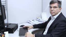 Servidor público trabalha em escritório ligado à organização de concursos públicos (imagem ilustrativa)