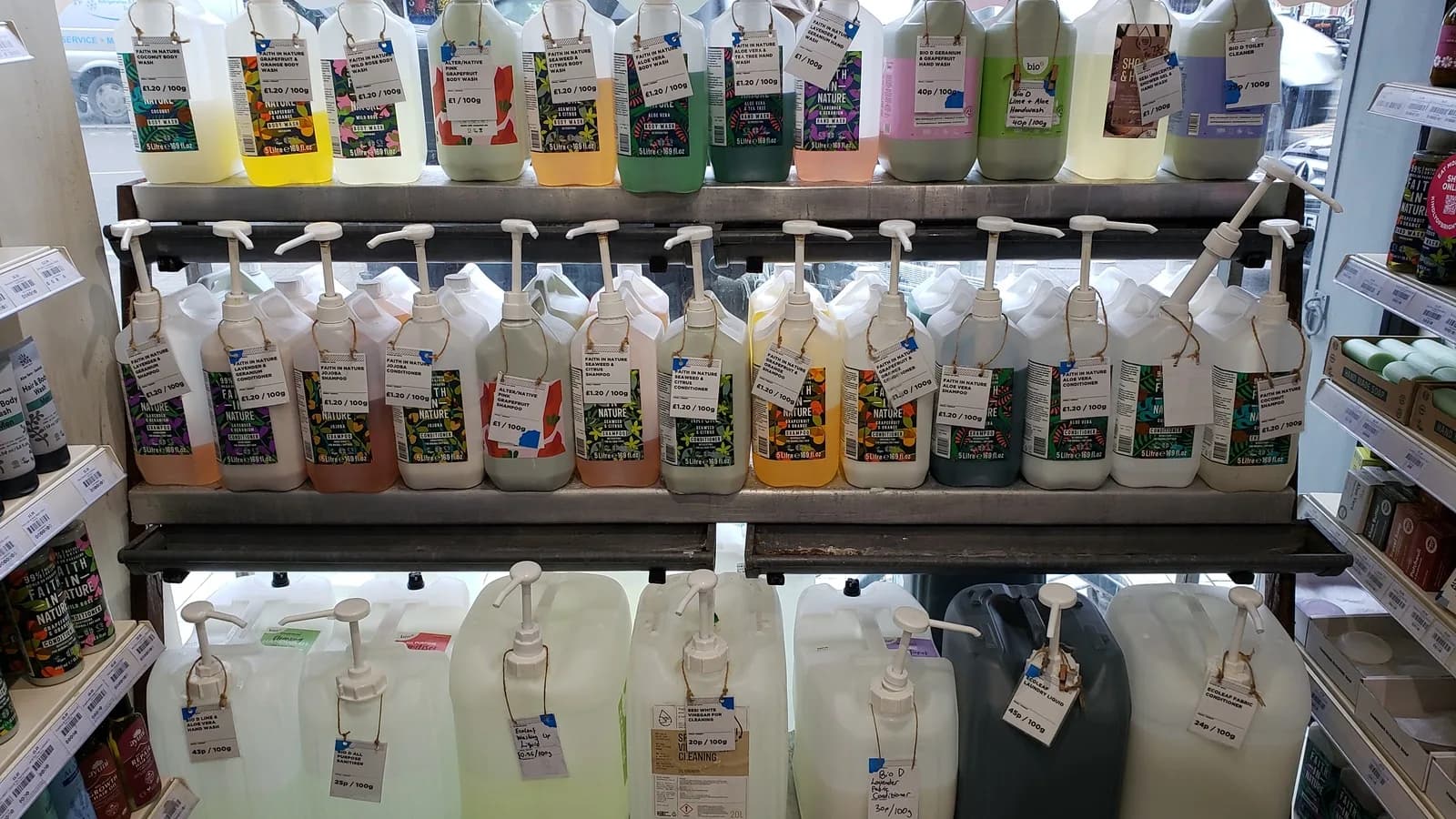 Prateleira com embalagens de produtos de limpeza para reabastecimento, foto ilustrativa
