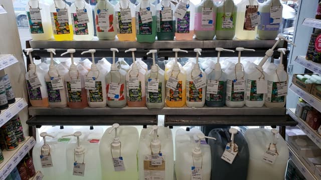 Prateleira com embalagens de produtos de limpeza para reabastecimento, foto ilustrativa