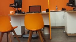 Interior de agência do Itaú com balcão de atendimento, foto de arquivo