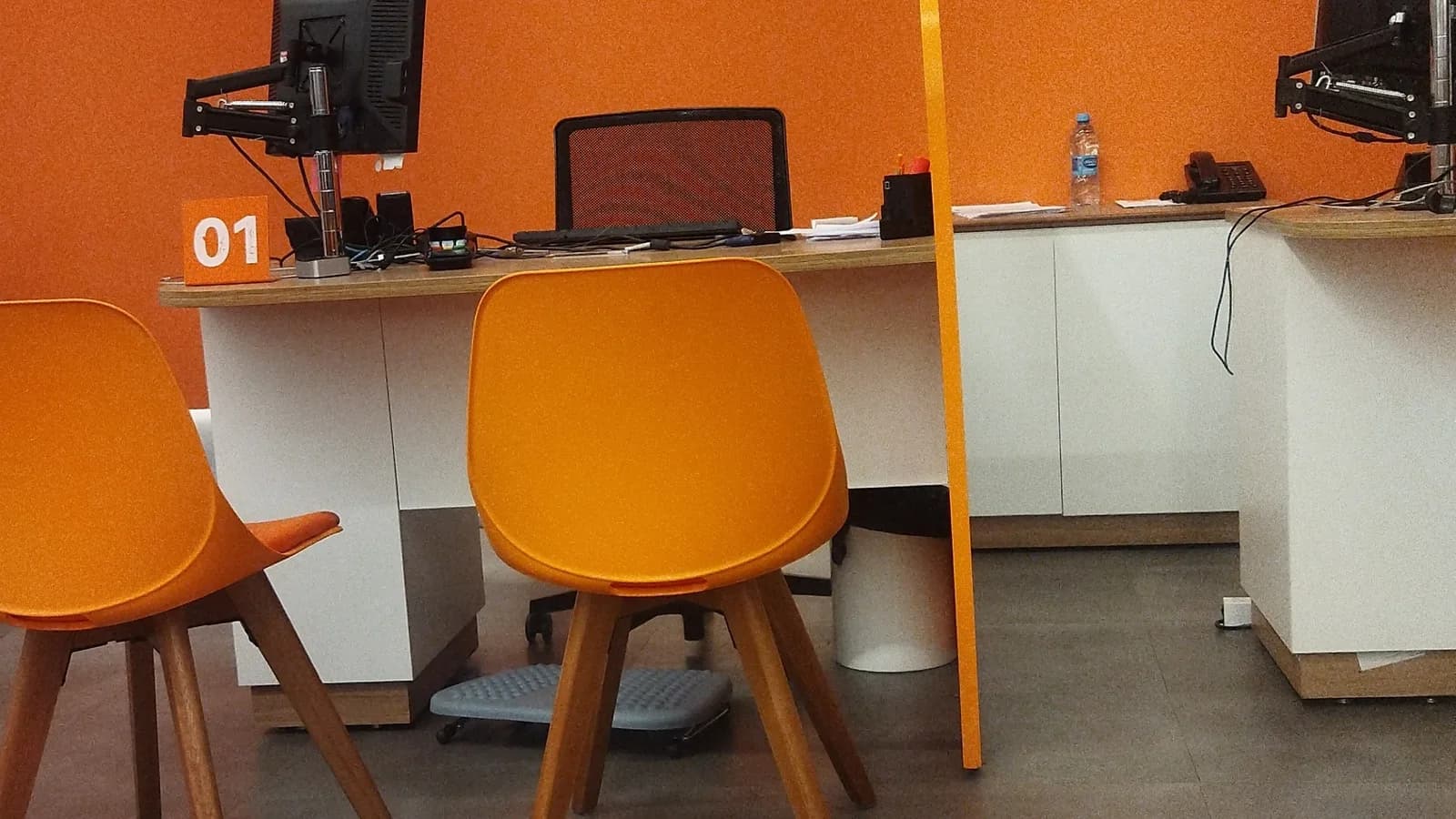 Interior de agência do Itaú com balcão de atendimento, foto de arquivo