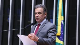 O deputado federal Aécio Neves discursa ao microfone na tribuna da Câmara dos Deputados
