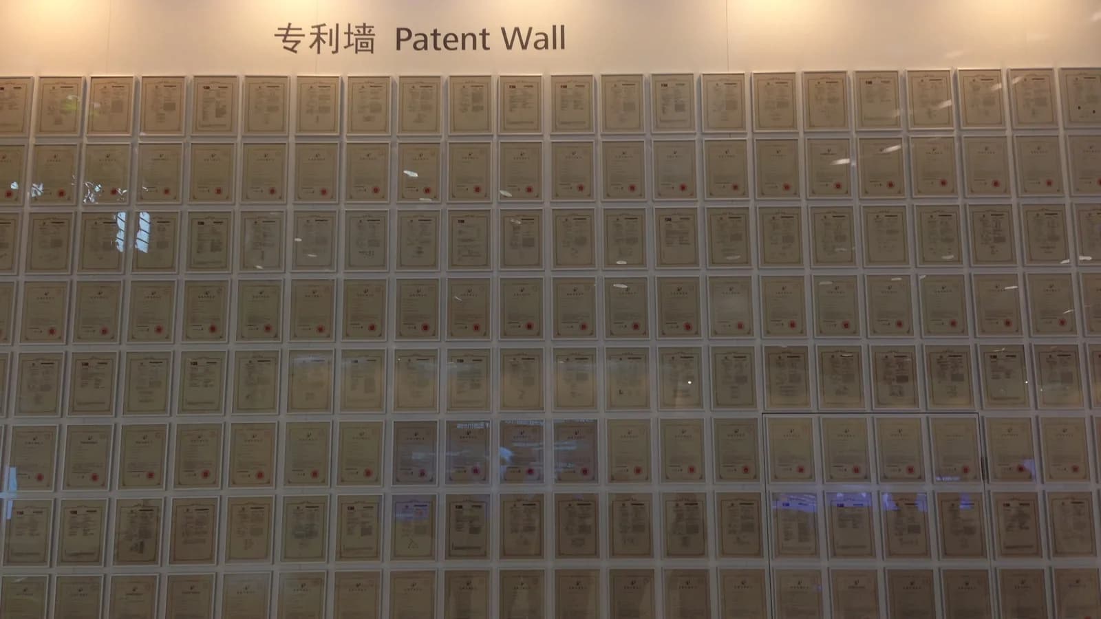 Parede de patentes exposta na sede da Huawei em Shenzhen, na China