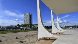 Fachada do Supremo Tribunal Federal, em Brasília, com a Esplanada dos Ministérios ao fundo